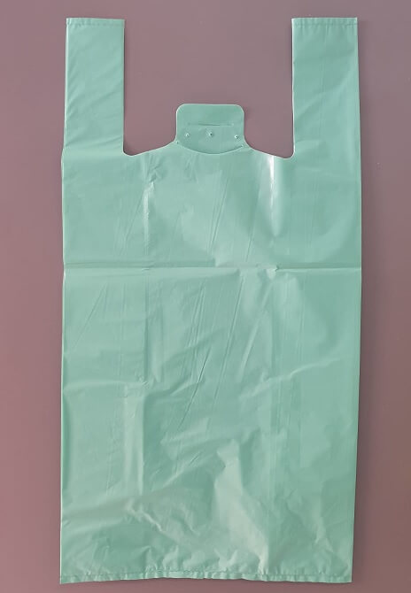 Comprar bolsas plástico verdes 70% reciclado asa camiseta 42x52